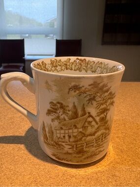 Ceramic mug featuring 'Anne Hathaway's Cottage' by J&G Meakin